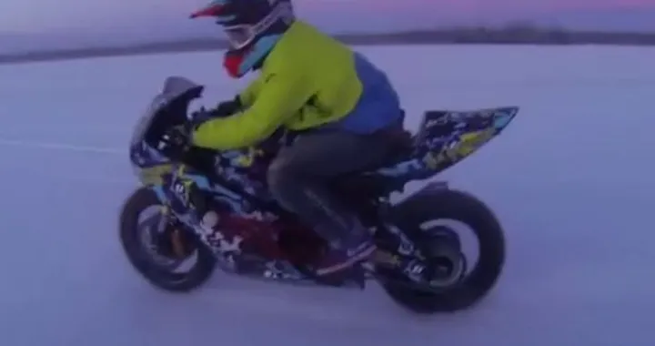 GSX-R 1000 in derapata sul ghiaccio [video]