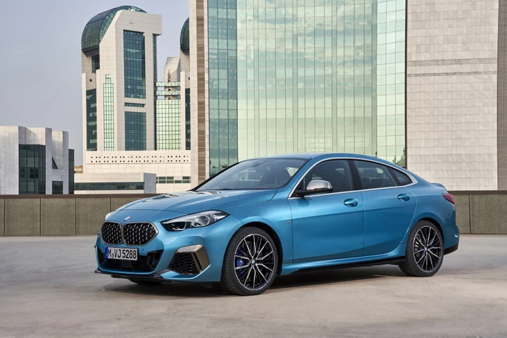 BMW: Intelligent Personal Assistant e Integral Active Steering