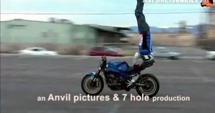 Video divertenti: cosa succede a guidare la moto con il c...