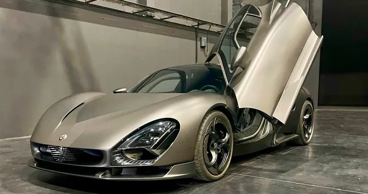 AR 33 Stradale Perla Nera, consegnato l'esemplare unico da 3 milioni di euro dopo 4 anni