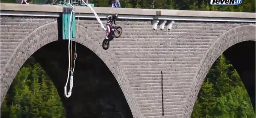 Bungee jumping in moto e con doppio backflip [Video]