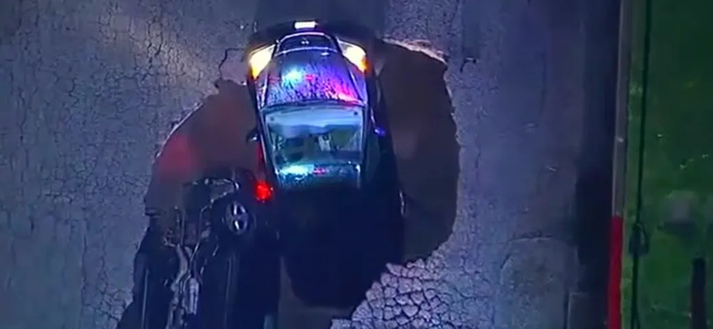 Los Angeles: voragine inghiotte 2 auto