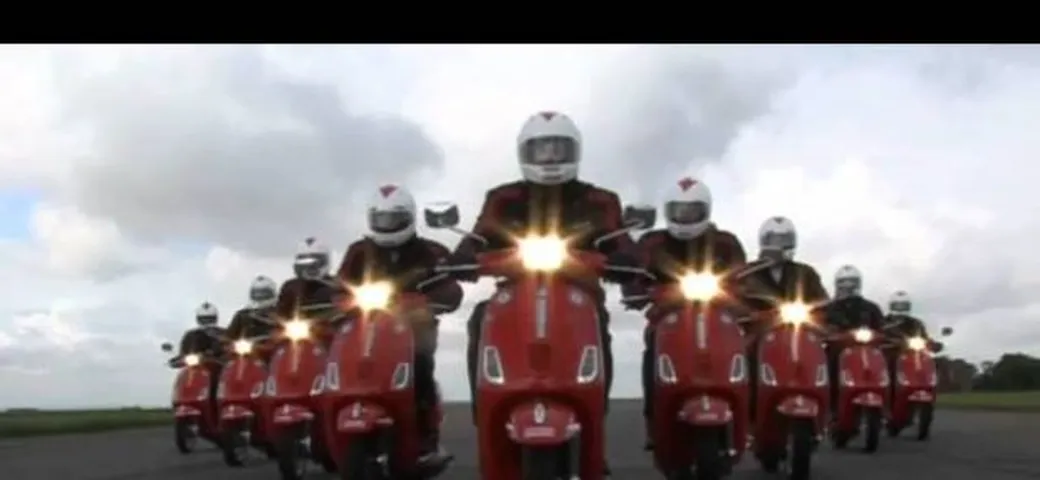 I piloti della pattuglia aerea acrobatica inglese in viaggio in Vespa