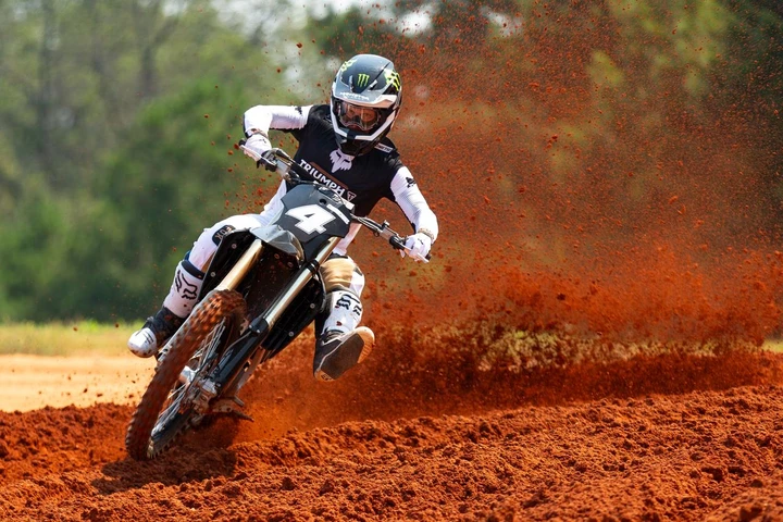 Triumph MX: ultimi test per la prima moto da cross da 250cc [VIDEO]