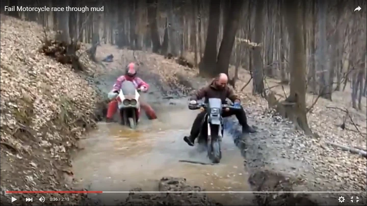 Due moto in strenua lotta con il fango [Video]