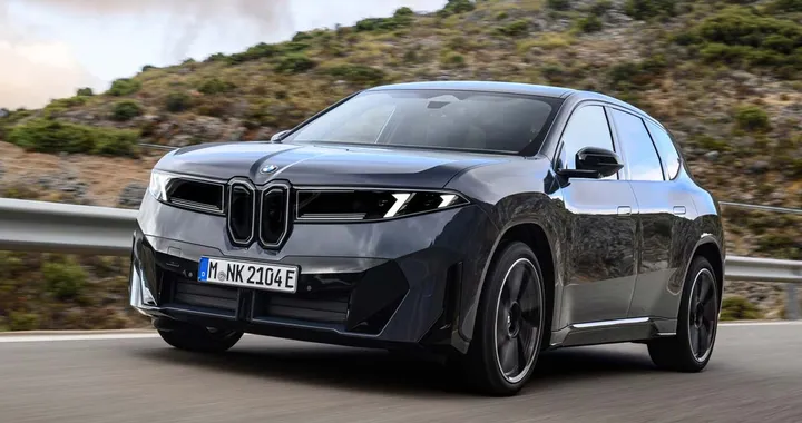 BMW iX3, arriva la nuova versione da 374 CV: trazione integrale e 621 km di autonomia