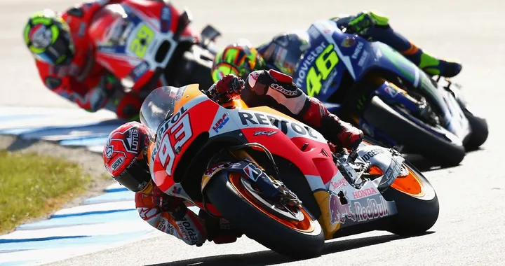 MotoGP Phillip Island, la gara dei "guastafeste": Marquez beffa Lorenzo, Iannone beffa Rossi. Mondiale incandescente