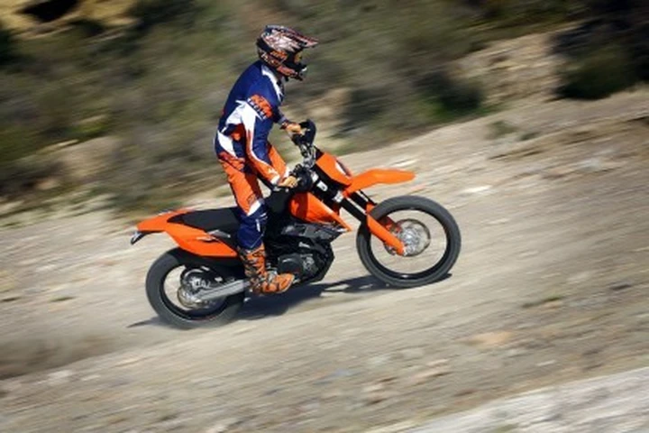 KTM 690 Enduro: prime foto del test