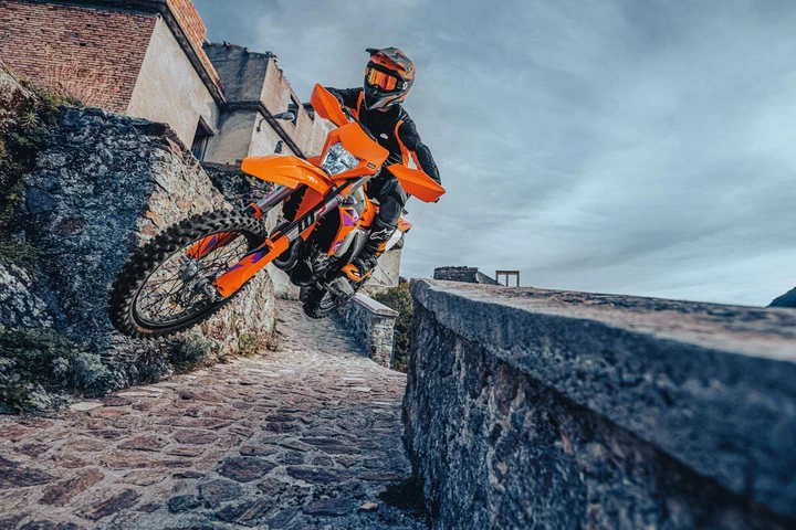 KTM EXC 2024: la moto da enduro si aggiorna con tante novità interessanti [FOTO]