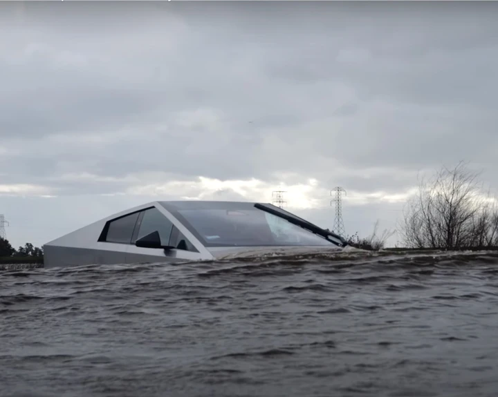 Tesla Cybertruck: ecco come si comporta in acque profonde [VIDEO]