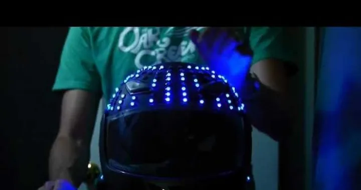 Casco con luci blu a LED, non è solo roba da Tron! /video