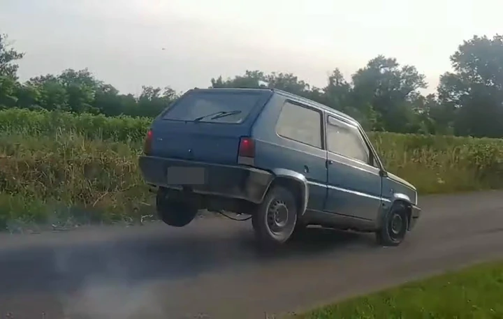 Vecchia Fiat Panda: come salta in frenata! [Video]