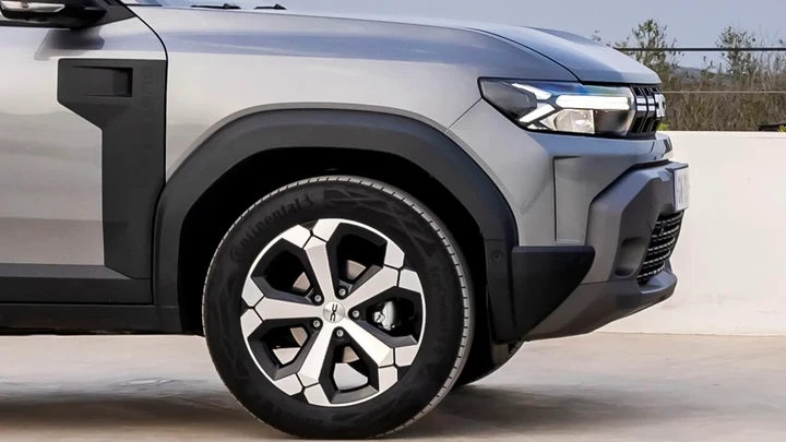 Dacia Duster, nel 2028 cambia look: il SUV low cost prepara la risposta alle cinesi
