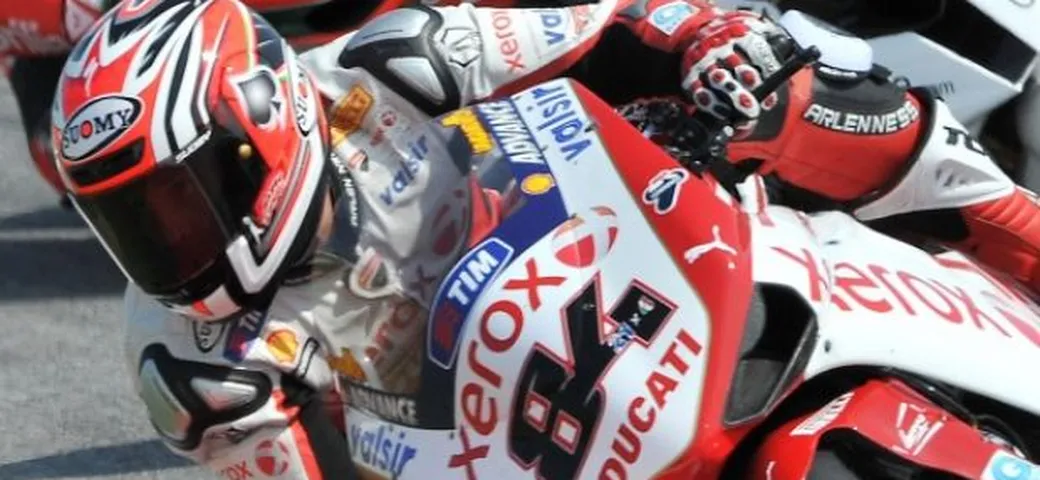 Debutto con podio per il nuovo casco Suomy Apex