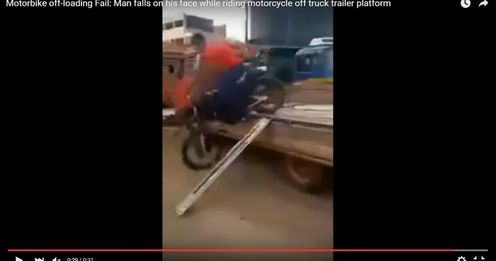 Caduta da brividi per scaricare la moto dal camion [Video]