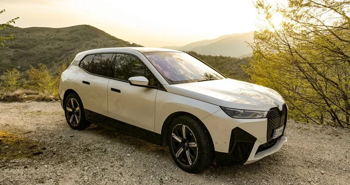 BMW iX xDrive50: la prova su strada