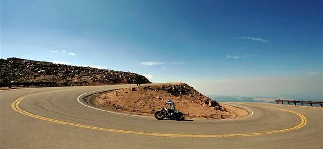 Pikes Peak 2015: sfida Ducati Panigale 1299 contro Kawasaki H2 [Video]