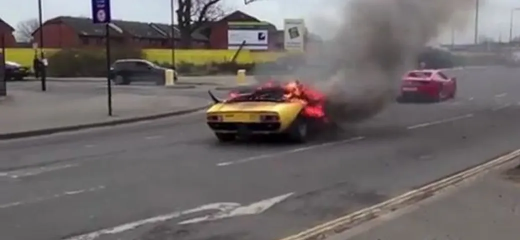 Lamborghini Miura SV in fiamme