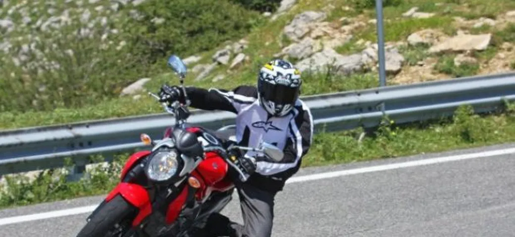 TEST Suzuki Gladius 650 2010