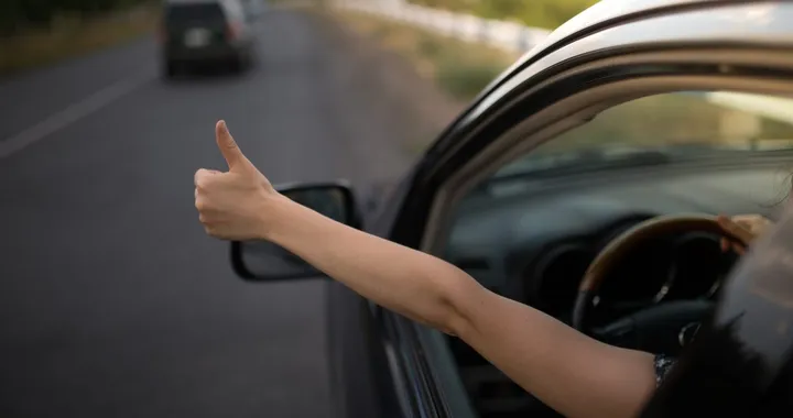 Vacanze in auto all’estero, attenzione ai gesti al volante: un lampeggio può voler dire cose molto diverse