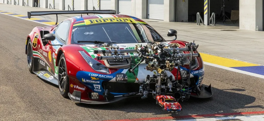 LEGO Technic Ferrari 488 GTE: la sfida in pista a Modena