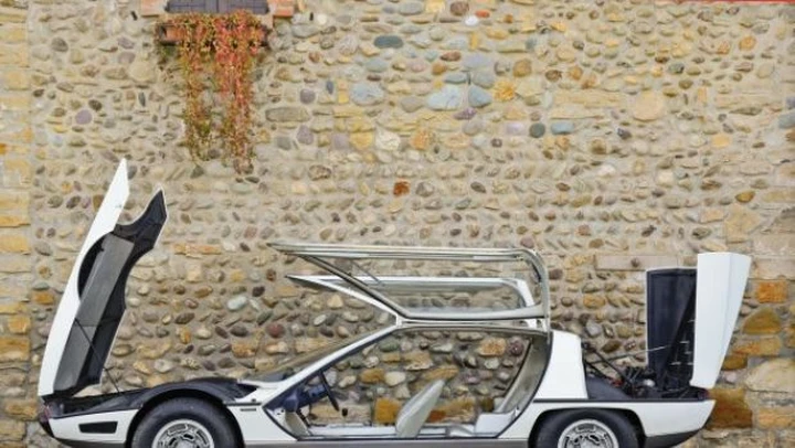 Bertone: 6 prototipi venduti all'asta RM Auctions di Villa d'Este
