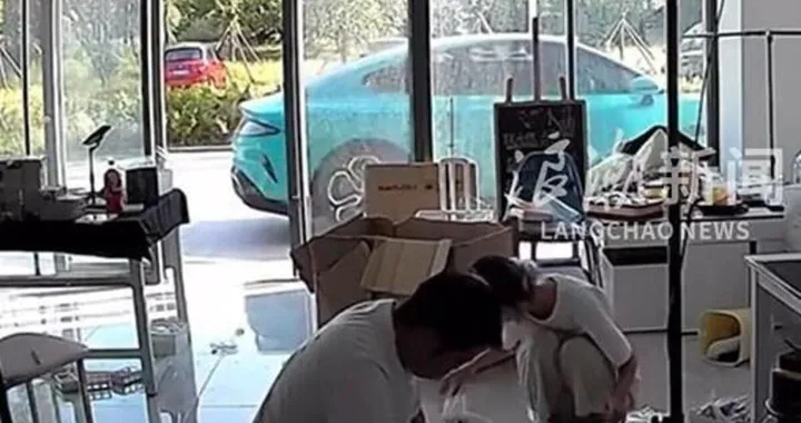 L'auto si accende e si muove da sola nel parcheggio: è cinese