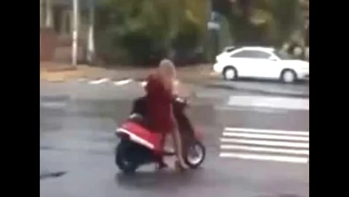 Epic Fail: Sullo scooter con i tacchi a spillo, ma dura pochi metri... [Video]
