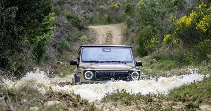 Mercedes brevetta l'auto che galleggia: le ruote diventano una sorta di remi