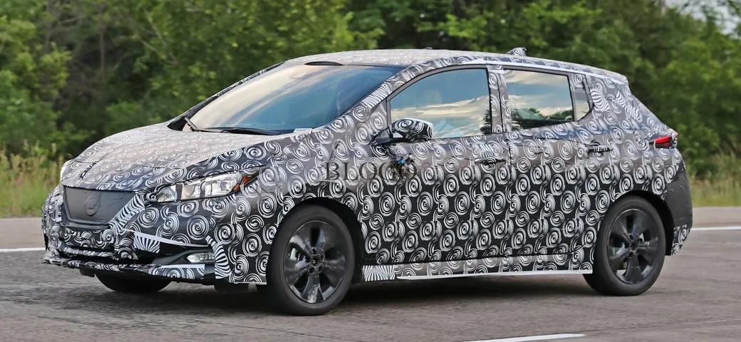 Nissan Leaf 2018: foto spia su strada