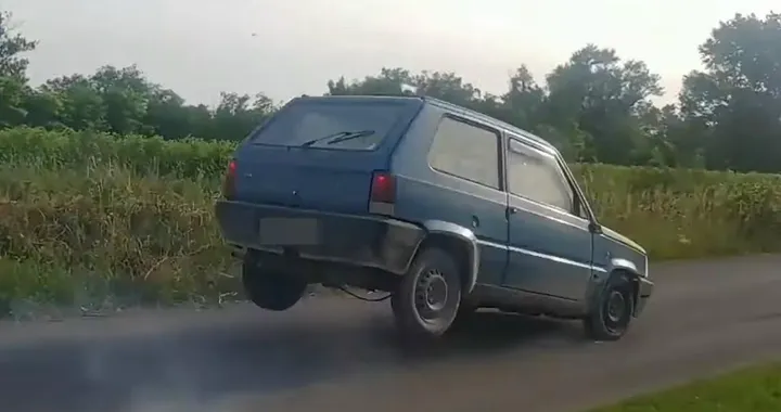 Vecchia Fiat Panda: come salta in frenata! [Video]