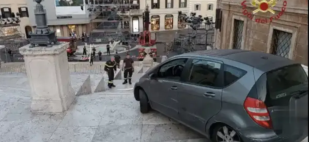 Incidente a Trinità dei Monti: auto sulla scalinata, l'ennesimo caso