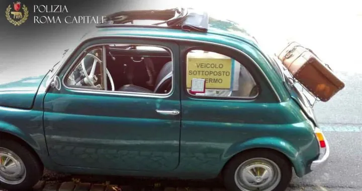 Portava i turisti a Roma sulla vecchia Fiat 500: multa e fermo dell'auto