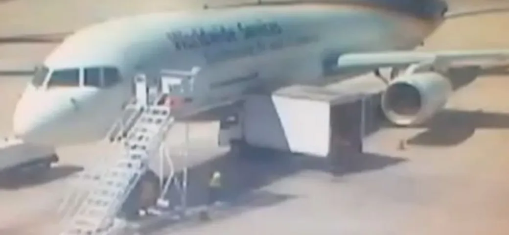 Il furgone sfida l'aereo. L'Epic Fail è segnato sulla fusoliera