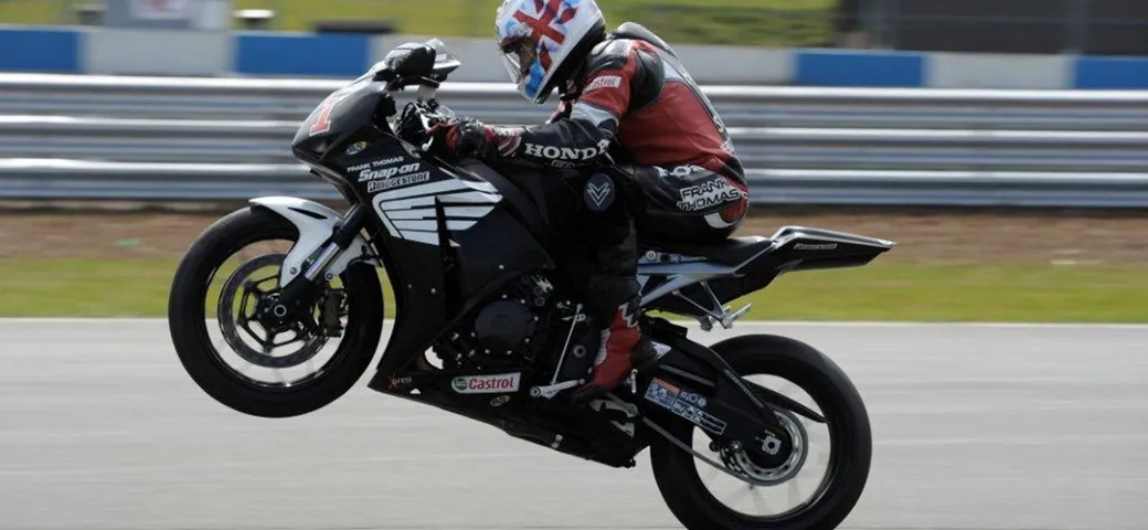 Brutta caduta di Ron Haslam a Donington