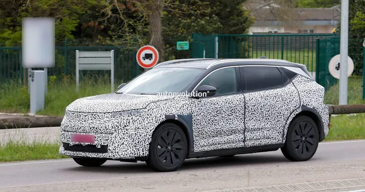 Renault Scenic E-Tech 2027, prime foto spia: il restyling prende forma