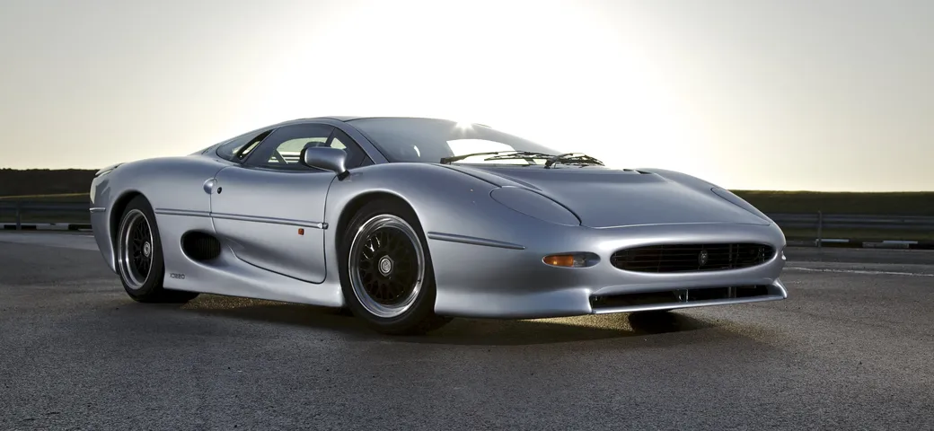 Jaguar XJ220 all'asta in Svizzera: un sogno per i collezionisti
