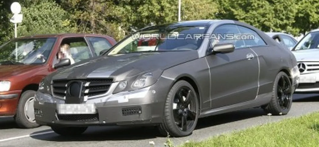 Mercedes Classe E Coupè: inizia lo striptease