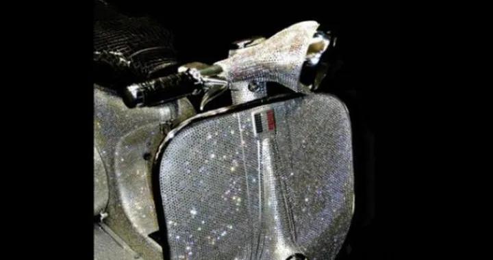 Vespa del 1961 ricoperta con 150.000 Swarovski