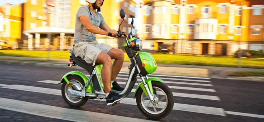 M1nsk Upa-Upa 500E: uno scooter elettrico 'a pedali'