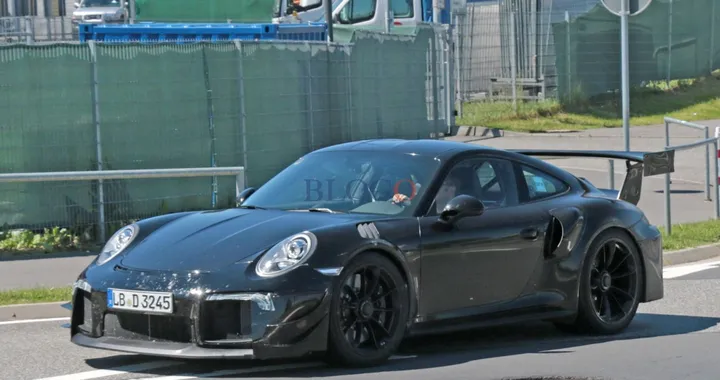 Porsche 911 GT2 RS: foto spia su strada