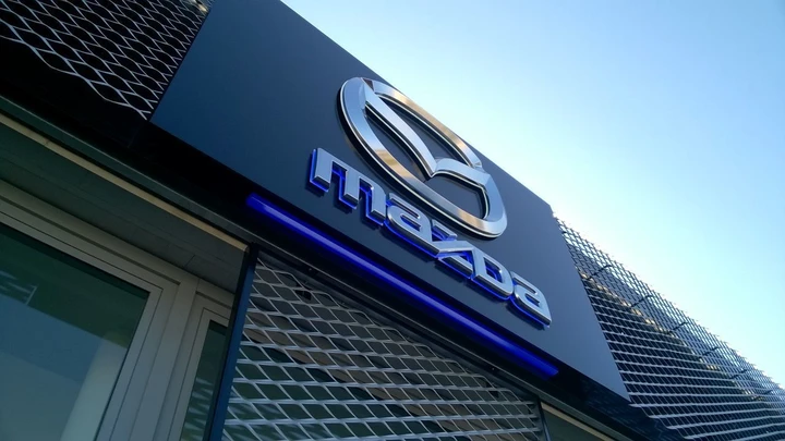 Mazda: cambia il logo, come sarà per le concessionarie