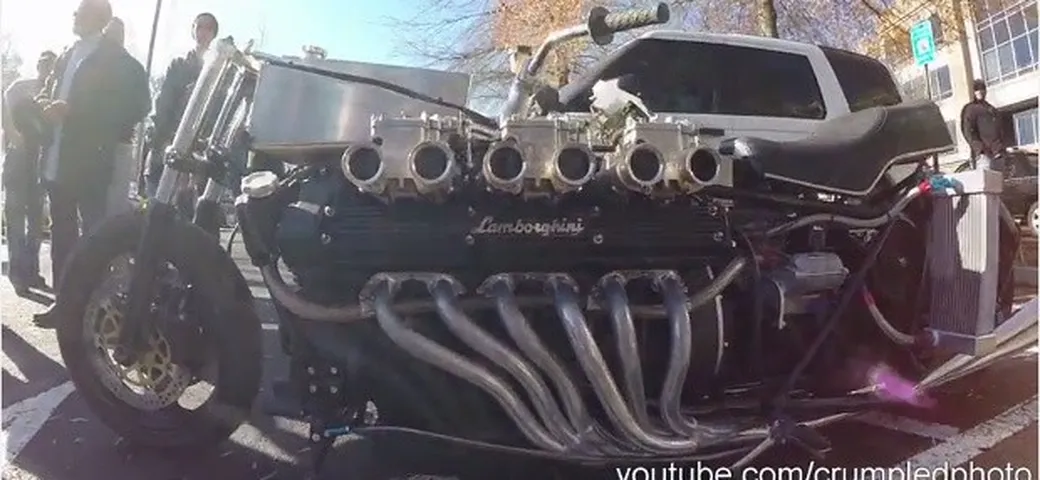 Quando monti il motore Lamborghini su una moto [Video]