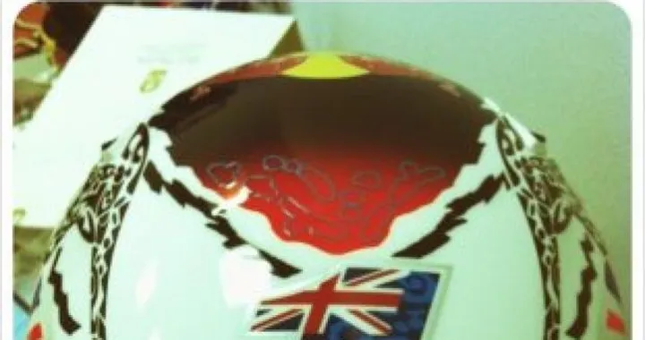 Anche Casey Stoner è su Twitter e presenta il casco 2012