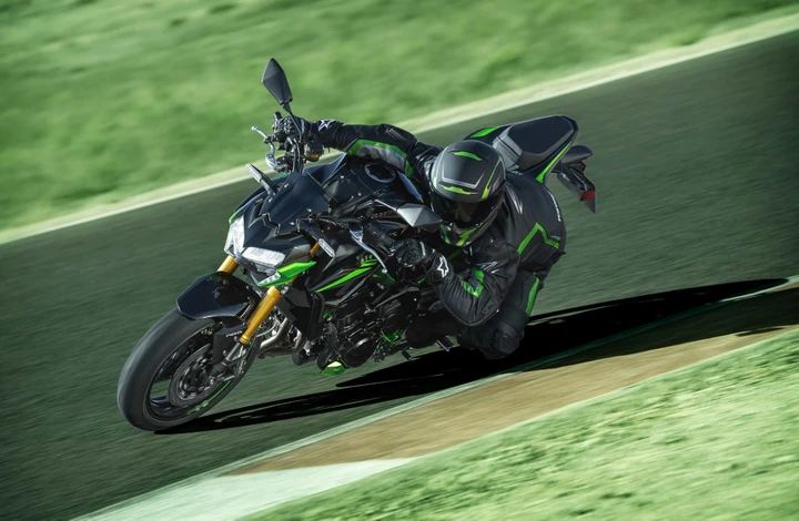 Kawasaki Z900 SE 2022, la supernaked diventa premium: foto e caratteristiche
