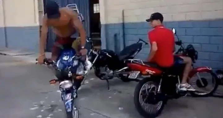 Così si parcheggia una moto con classe [video]