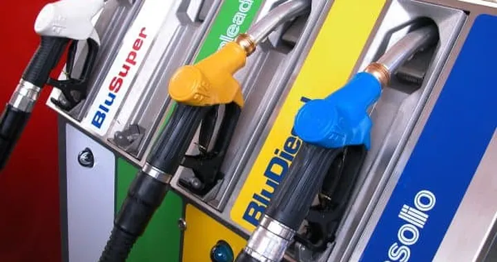 Il prezzo del petrolio scende, ma benzina e gasolio costano ancora cari