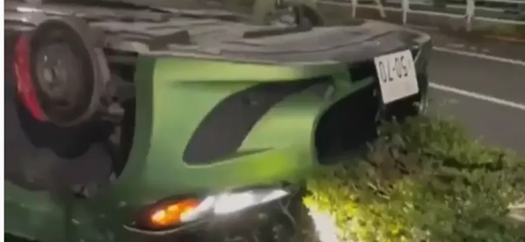 Maserati GranTurismo si ribalta e rimane senza ruote [Video]