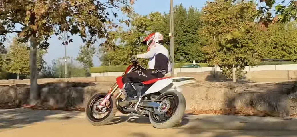 Marc Marquez si allena con una Honda CR 250R: traversi e sound 2 tempi (Video)