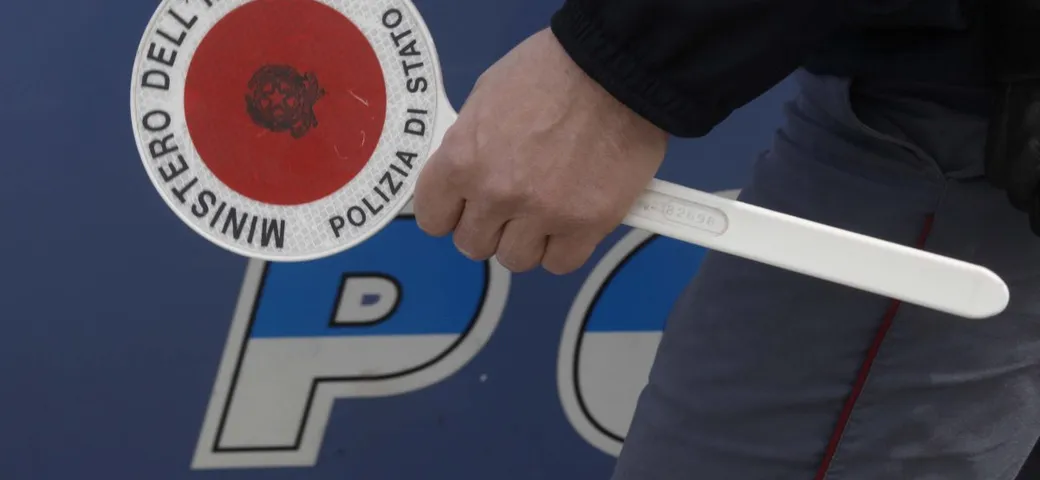 Senza patente da 8 anni, revisione scaduta e nessuna assicurazione: 6.000 euro di multa